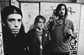 Οι Nirvana στη Φρανκφούρτη, 12 Νοεμβρίου 1991. Από αριστερά προς τα δεξιά: ο ντράμερ Ντέιβ Γκρολ, ο τραγουδιστής και κιθαρίστας Κερτ Κομπέιν και ο μπασίστας Κριστ Νοβοσέλιτς.