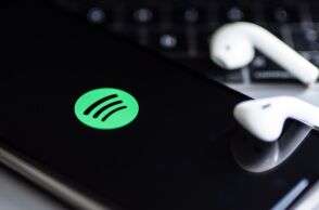 To Spotify αφαίρεσε 75 εκατ. spam τραγούδια που παρήχθησαν με τεχνητή νοημοσύνη, ανακοινώνοντας νέα φίλτρα για την προστασία της μουσικής βιομηχανίας.