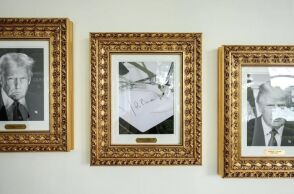 Ο Ντόναλντ Τραμπ τοποθέτησε φωτογραφία με αυτόματο στιλό στη θέση του Τζο Μπάιντεν στη νέα γκαλερί του Λευκού Οίκου, αμφισβητώντας την εκτελεστική του εξουσία.