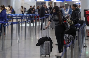 Ταξιδιώτες στο αεροδρόμιο «Ελευθέριος Βενιζέλος»