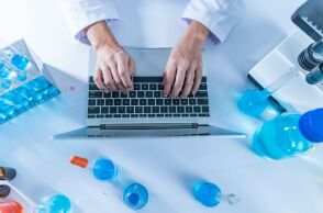 Κλινικά αποτελέσματα δίνουν ελπίδα για μια νέα κατηγορία θεραπειών για τη σκλήρυνση κατά πλάκας © Unsplash+/Getty Images