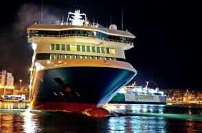 Απρόοπτο στο Blue Star Δήλος - Αλλαγή στο δρομολόγιο για να αποβιβαστεί άρρωστος επιβάτης