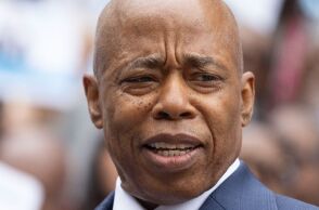 Αποσύρεται από την κούρσα των δημοτικών εκλογών της Νέας Υόρκης ο απερχόμενος δήμαρχος Έρικ Άνταμς