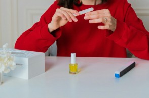 κοπέλα που λιμάρει τα νύχια της 