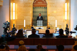 Ο Φρίντριχ Μερτς στη συναγωγή στη Ράιχενμπαχστρασε στο Μόναχο