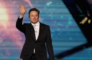 Ο Ελον Μασκ έγινε ο πρώτος «ημι-τρισεκατομμυριούχος» στον κόσμο