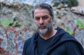 Ο Βασίλης Μπισμπίκης επισκέφθηκε τους πληγέντες από το τροχαίο στη Φιλοθέη, ζητώντας συγγνώμη και προσφέροντας γλυκά - Δεσμεύτηκε να αποκαταστήσει τις ζημιές.