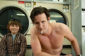 Κυκλοφόρησε το πρώτο τρέιλερ για την τηλεοπτική μεταφορά του μυθιστορήματος του Νικ Κέιβ, «Ο θάνατος του Μπάνι Μανρό» - Ο Ματ Σμιθ πρωταγωνιστεί 