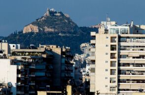 Airbnb στην Ελλάδα: Νέος νόμος με αυστηρούς όρους για βραχυχρόνιες μισθώσεις - Διαγραφές ακινήτων, έλεγχοι και στόχος δίκαιος ανταγωνισμός.