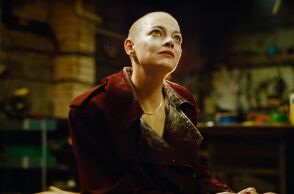 Bugonia: Η μαύρη κωμωδία επιστημονικής φαντασίας του Γιώργου Λάνθιμου με την Έμα Στόουν και τον Τζέσι Πλέμονς αποκαλύπτεται σε νέο τρέιλερ.