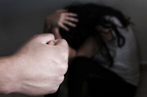 Θεσσαλονίκη: Κάθειρξη 17 ετών σε 40χρονο φυγόποινο για βιασμό, ξυλοδαρμούς και απειλές κατά της συζύγου του, ακόμη και μπροστά στα ανήλικα τέκνα τους.