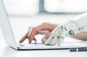 Οι ειδικοί αποκαλύπτουν ποιες δεξιότητες μπορούν να προστατεύσουν τους εργαζομένους από την αντικατάσταση από την τεχνητή νοημοσύνη.