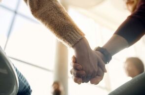 ΕΟΠΑΕ: 40 νέες δομές για τις εξαρτήσεις, όπως Πολυδύναμα Κέντρα Εφήβων και Ξενώνες Γυναικών, στο πλαίσιο της Ψυχιατρικής Μεταρρύθμισης του 2025