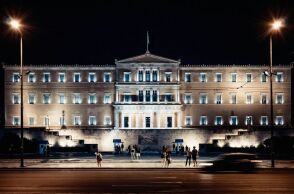 Δημογραφία και μεταναστευτικό: Πώς η Ελλάδα εγκλωβίζεται σε έναν φαύλο κύκλο συρρίκνωσης