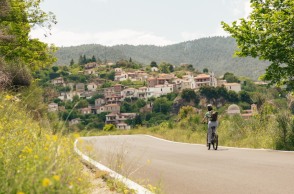 κοπέλα κάνει ποδήλατο στη Βαμβακού