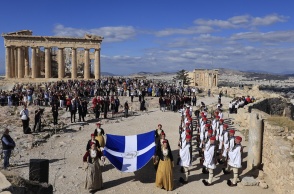Δείτε εικόνες από την τελετή Έπαρσης της Σημαίας Απελευθέρωσης στην Ακρόπολη 