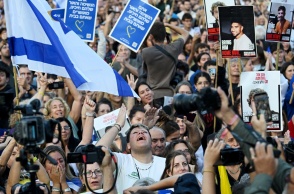 Πλήθος κόσμου στους δρόμους για την απελευθέρωση ομήρων