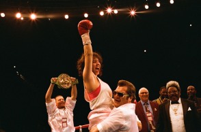 H Σίντνεϊ Σουίνι πρωταγωνιστεί στην ταινία CRISTY