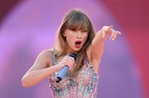 Η Τέιλορ Σουίφτ κυκλοφορεί σειρά ντοκιμαντέρ και ταινία για το τέλος της περιοδείας Eras, το πιο επιτυχημένο μουσικό project όλων των εποχών