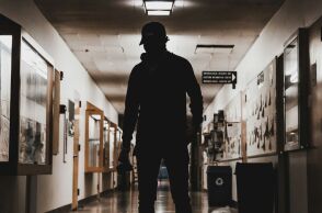 Χώροι εποπτευόμενης χρήσης τοξικών ουσιών : Από την περιθωριοποίηση στην αξιοπρέπεια