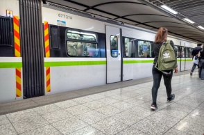 Συρμός μέσα σε σταθμό του μετρό