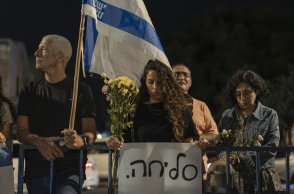 Πολίτες με λολούδια στα χέρια υποδέχονται τις σορούς των νεκρών ομήρων 