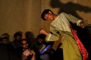 Νεαροί Αφγανοί ενσαρκώνουν το έθιμο του Bacha Bazi 