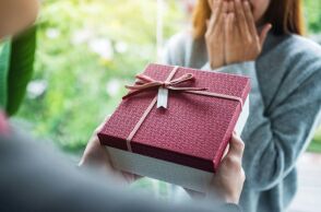 Ποιοι γιορτάζουν σήμερα 19 Οκτωβρίου 2025; Το εορτολόγιο της Athens Voice σου τους θυμίζει. Μην ξεχάσεις να τους δώσεις τις καλύτερες ευχές σου!