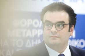 Ο Κυριάκος Πιερρακάκης προβλέπει ταχύτερη ανάπτυξη για την Ελλάδα το 2026 και καλεί την Ευρώπη να ενισχύσει συγχωνεύσεις και επενδύσεις.