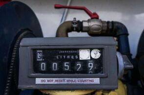 Πέφτουν οι τιμές σε πετρέλαιο θέρμανσης και βενζίνη, σταθερό το ρεύμα - Οι αναλυτές βλέπουν προϋποθέσεις για περαιτέρω αποκλιμάκωση.