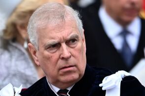 Ο πρίγκιπας Άντριου αποποιείται τους τίτλους του μετά από πιέσεις για τα σκάνδαλα Έπσταϊν - Επιμένει στην αθωότητά του και αποσύρεται από τη δημόσια ζωή.