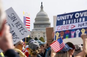ΗΠΑ: Εκατομμύρια Αμερικανοί διαδηλώνουν σε όλες τις πολιτείες με το σύνθημα «Όχι βασιλιάδες», καταγγέλλοντας τον αυταρχισμό του Ντόναλντ Τραμπ.