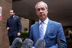 Βρετανία: Διαρροή βίντεο από συνεδρίαση του Reform UK στο Κεντ αποκαλύπτει χάος, προσβολές και εσωτερικές συγκρούσεις στο κόμμα του Νάιτζελ Φάρατζ.