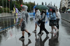 Πολίτες με ομπρέλες στο κέντρο της Αθήνας