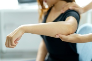 Άτομο που εξετάζεται από γιατρό και σηκώνει τα χέρια του