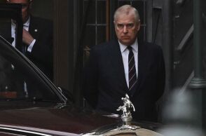 Ο πρίγκιπας Άντριου παραιτήθηκε από τους τίτλους του λόγω του σκανδάλου Έπσταϊν - Τα δεδομένα για το εισόδημά του μετά τη διακοπή των βασιλικών επιχορηγήσεων. 