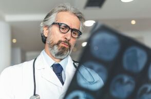 Επιστήμονες αποκαλύπτουν ότι ο εγκέφαλός μας φτάνει στο απόγειο των ικανοτήτων του πολύ αργότερα από ό,τι νομίζαμε - Ακόμη και μετά τα 60.