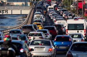 Αυτοκίνητα κολλημένα στην κίνηση