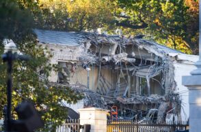 ΗΠΑ: Ο Ντόναλντ Τραμπ κατεδαφίζει μέρος του Λευκού Οίκου για την κατασκευή αίθουσας χορού 250 εκατ. δολαρίων - Αντιδράσεις στην Ουάσινγκτον.