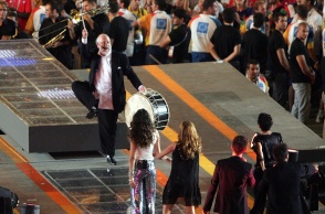 Η γιορτή του Διονύση Σαββόπουλου στην τελετή λήξης των Ολυμπιακών Αγώνων 2004