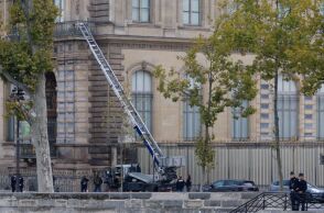 Η γερμανική Böcker μετέτρεψε τον ανελκυστήρα που χρησιμοποιήθηκε στη ληστεία του Λούβρου σε διαφημιστικό όπλο, με σλόγκαν «Όταν πρέπει να κινηθείς γρήγορα» 