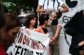 Βίντεο: Επεισόδια στο Μεταξουργείο στη διαμαρτυρία εκπαιδευτικών και γονέων για συγχωνεύσεις σχολείων - Χρήση χημικών από την αστυνομία.