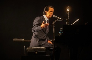 Ο Νικ Κέιβ κυκλοφορεί με τους Bad Seeds το ζωντανά ηχογραφημένο άλμπουμ «Live God»