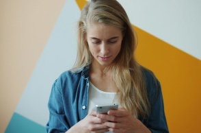 Γυναίκα που κοιτά στο κινητό της