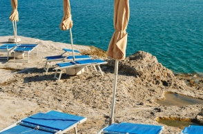 Ξαπλώστρες δίπλα σε παραλία