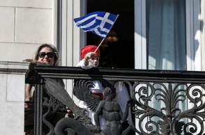 Παιδάκι με σημαία στο χέρι