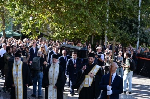 Κηδεία Διονύση Σαββόπουλου: Συγκίνηση στο τελευταίο αντίο στον σπουδαίο «Νιόνιο»