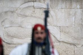 Ο Άγνωστος Στρατιώτης: Η ιστορία του εμβληματικού μνημείου στην καρδιά της Αθήνας - Συμβολίζει τη θυσία και τη μνήμη των πεσόντων σε όλους τους πολέμους