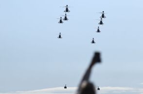 Η στρατιωτική παρέλαση για την 28η Οκτωβρίου στη Θεσσαλονίκη εντυπωσίασε με νέα όπλα, drones και μαχητικά - Δείτε φωτογραφίες και βίντεο.