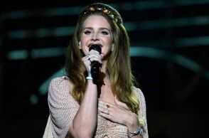 Η Λάνα Ντελ Ρέι διασκεύασε το κλασικό τραγούδι The Needle and the Damage Done του Νιλ Γιανγκ σε φιλανθρωπική συναυλία στο φεστιβάλ Harvest Moon 2025